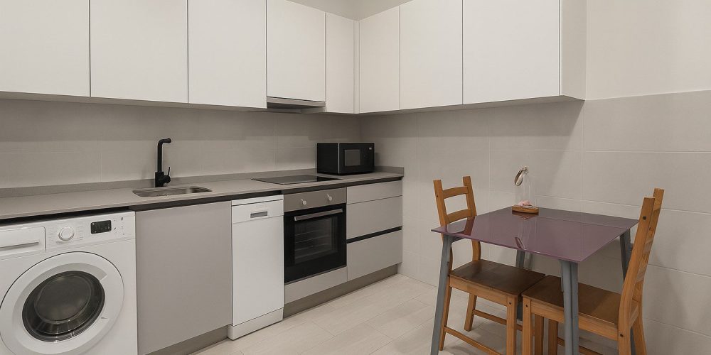 Cocina moderna con mesa púrpura