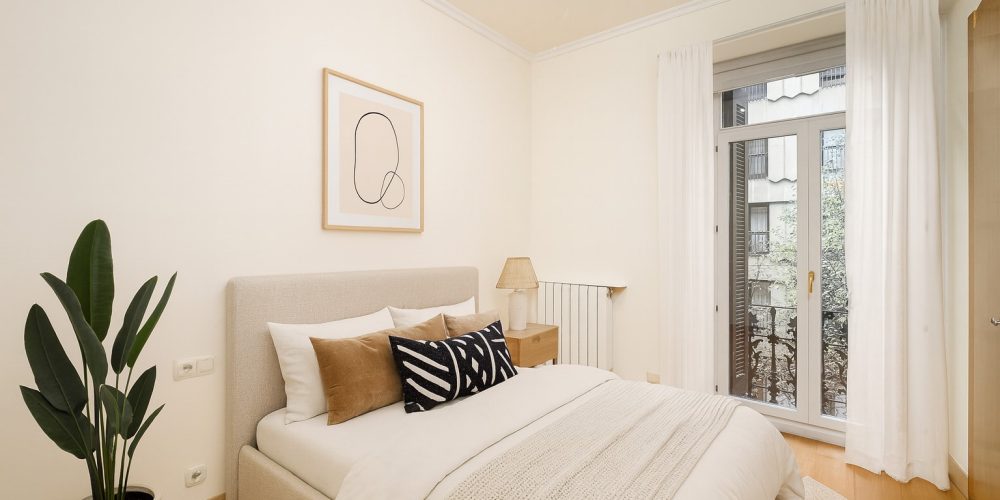 Dormitorio minimalista con luz natural