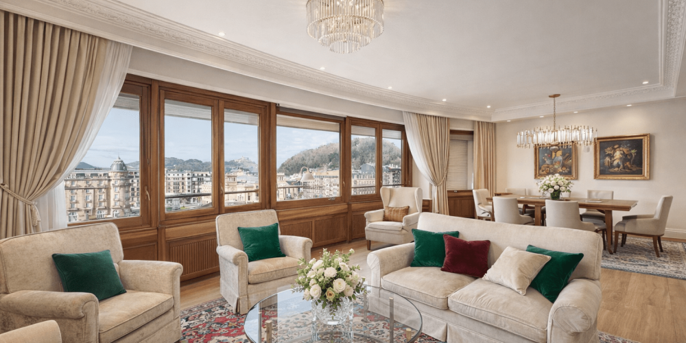 Salón elegante con vistas panorámicas